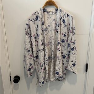 Hollister White Floral Open Kimono cardigan with Blue & Pink Blooms size XS / S